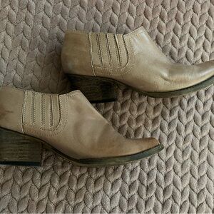 VERY VOLATILE Tan Distressed-look Tan Ankle BOOTS Bootie women size 8
